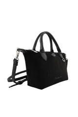 Cartera tipo bolso de mano color marrón, confeccionada en material con textura de gamuza. Presenta doble asa superior, correa larga ajustable y extraíble, y un detalle decorativo de labios en el frente junto al logo de la marca.