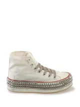 Zapatillas de lona color blanco con aspecto desgastado, corte tipo bota, cordones con lurex y plataforma con apliques de tachas.