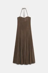 Vestido midi de corte fluido con cuello halter y lazada ajustable. Presenta escote recto y falda con volumen.