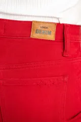 Pantalón de jean rojo, de corte ancho y tiro medio.
