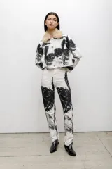 Chaqueta de denim de algodón con estampado gráfico en blanco y negro, cuello con detalle de piel sintética y cierre frontal con botones.