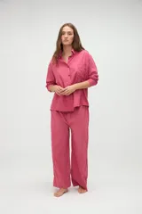 Pantalón de pijama de algodón con diseño de rayas verticales en tonos azul y bordó, corte holgado, cintura elástica y botamangas con vuelta.