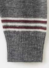 Chaleco de punto sin mangas con cuello redondo y diseño a rayas horizontales en tonos gris y blanco.
