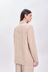 Blazer color beige de lyocel, de corte recto y solapas clásicas.