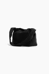 Cartera bandolera negra de tela lisa con cierre magnético oculto, correa ancha y compartimento interior con cierre.