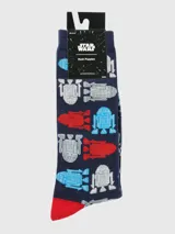Medias de largo medio color azul marino con estampado de droides R2-D2 en tonos rojo, celeste y blanco. Presentan talón y puntera en color rojo.