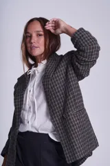 Blazer marrón a cuadros con corte relajado, botones delanteros y solapas clásicas.