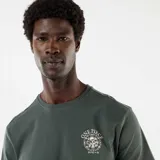 Remera verde oscuro con cuello redondo, manga corta y pequeño estampado en el pecho con temática de One Piece.