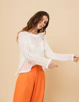 Sweater blanco de algodón con escote redondo, manga larga y calado en punto desagujado.