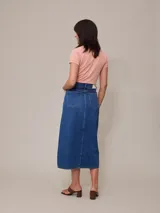 Falda midi de jean azul claro con corte en el centro del frente.