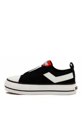 Zapatillas deportivas Pony modelo GMH 321, de lona blanca sin cordones, con inserción elástica azul en el empeine, suela con plataforma baja y detalles en rojo y negro.
