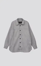 Chaqueta tipo sobrecamisa de paño color gris melange, con cuello clásico, cierre frontal con botones a presión, dos bolsillos superiores con solapa y dos bolsillos laterales. Presenta un diseño de corte recto y holgado.