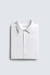 Camisa blanca de manga larga con cuello italiano y puños abotonados, confeccionada en tejido de algodón.