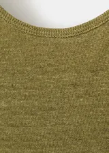 Top de lino color verde militar, con cuello redondo y diseño sin mangas.