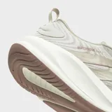 Championes de running Adidas Supernova Ease 2, color beige con las icónicas tres tiras en tono metálico y suela blanca con tecnología Dreamstrike.