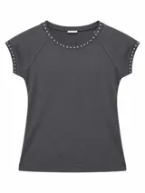 Remera gris oscuro de manga corta y cuello redondo, con detalles de tachas plateadas en el escote y los hombros.