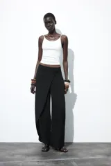 Pantalón de tiro medio color marrón, con pierna recta y detalle de superposición frontal tipo pareo.