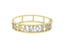 Pulsera rígida dorada con nombre calado y detalles de circonitas.