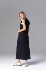 Falda midi negra con tajo lateral, bolsillos cargo y presillas para cinturón.