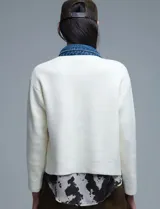 Chaqueta combinada en denim y tejido color blanco, marca Q2. Cuello con solapa y abertura central con botones metálicos. Delantera con bolsillos.