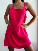 Vestido corto negro de breteles finos.