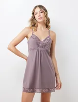 Chemise verde esmeralda de seda fría, marca Montelle. Con apliques de encaje en ruedo y escote. Breteles finos regulables.