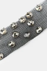 Gargantilla tipo choker de malla metálica color gris plomo, con apliques de cristales facetados colgantes. Cierre con clip metálico.