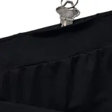 Short deportivo Under Armour negro con cintura elástica y perforaciones.