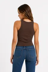 Musculosa de algodón con textura acanalada, de corte ajustado al cuerpo, con cuello redondo y breteles anchos.