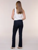 Jean semi oxford azul oscuro con efecto modelador, de tiro medio-alto, cinco bolsillos y cierre frontal con doble botón.