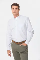 Camisa de vestir celeste con finas rayas verticales blancas, de corte clásico, manga larga y cuello abotonado.