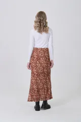 Falda larga de corte recto con estampado animal print en tonos marrones y negros. Confeccionada en tejido ligero y fluido.