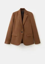Blazer de lino color marrón, de diseño recto, con cuello pico con solapa, manga larga y cierre de un botón en la parte delantera.