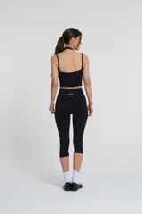 Calza pescador negra de tiro alto, con cintura doble y largo 3/4.