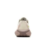 Championes de running Merrell modelo Morphlite, diseñados para terrenos mixtos de carretera y montaña. Presentan un diseño en tonos beige y rosado con detalles en amarillo neón, entresuela de espuma FloatPro para mayor amortiguación y suela de goma adherente con tacos para tracción.