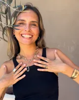 Brazalete rígido plateado con textura irregular.