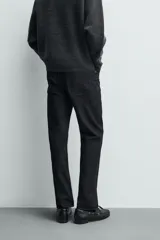 Jeans de corte slim fit en color azul oscuro, con diseño de cinco bolsillos, cierre frontal con cremallera y botón, y tejido ligeramente elástico.