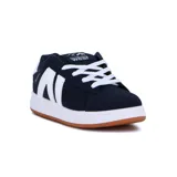 Championes de estilo urbano y skate Austral modelo Gravity para mujer, color azul marino con diseño acolchado, cordones blancos y suela de goma marrón con entresuela blanca.