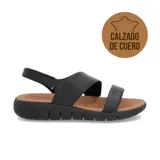 Sandalias de cuero negro con ajuste trasero y suela marrón.