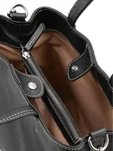 Cartera de cuero negro con formato rectangular, asas fijas y correa extraíble. Presenta costuras en contraste, cierre central con broche metálico y logo de la marca en metal plateado en el frente.