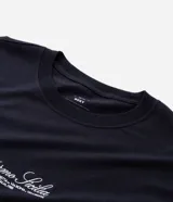 Remera masculina negra de algodón, con corte boxy, mangas cortas y cuello redondo. Presenta un lettering bordado en blanco en la parte delantera con la frase "Palermo Sicilia".