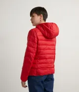 Campera puffer ultra ligera de Blue Steel, color rojo, con capucha, cierre frontal y bolsillos laterales con cremallera. Diseño acolchado con relleno sintético.