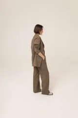 Pantalón de vestir de corte recto, confeccionado en lana, con diseño de rayas verticales finas y bolsillos laterales.