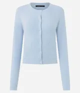 Cardigan de punto color marrón chocolate, con cuello redondo, cierre frontal con botones y mangas largas. Presenta un diseño clásico con acabado canelado en el escote y los puños.