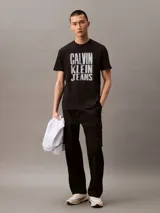 Remera negra de manga corta con estampado del logo de Calvin Klein Jeans en color blanco.