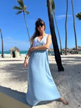 Vestido largo de lino sin mangas y con escote en V. Presenta un diseño bicolor con la parte superior en color blanco y el resto de la prenda en color celeste.
