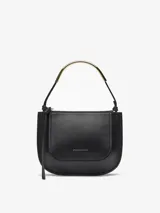 Mini cartera de piel vacuna color negro, con solapa frontal y cierre de cremallera. Cuenta con un asa de mano que combina cuero y una pieza metálica tubular dorada, y lleva el logo grabado en la parte frontal.
