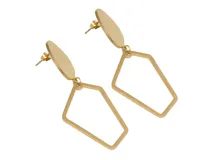 Aros colgantes de acero dorado con forma geométrica.