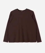 Blusa marrón de manga larga con cuello redondo y diseño acanalado en tejido de rib, de corte cómodo y versátil.