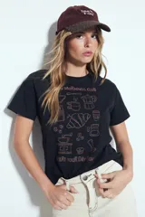 Remera negra de manga corta con estampado frontal en color marrón que incluye ilustraciones relacionadas con el café y la frase "Start Your Day Right".